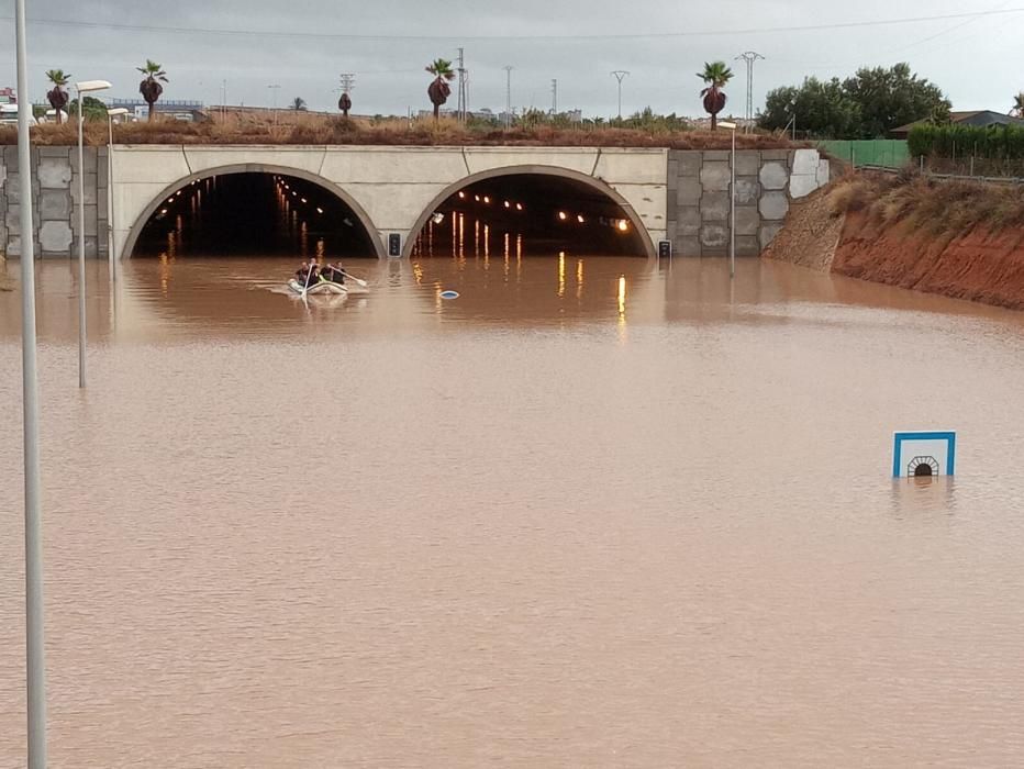 Un hombre evacuado en un túnel de Pilar de la Horadada