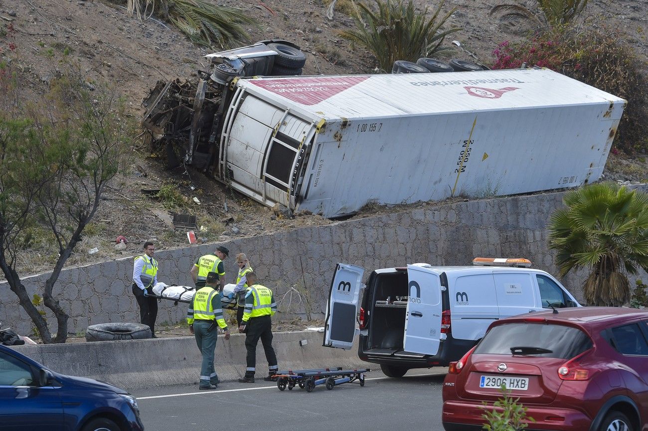 Accidente de un camión en una ladera cerca de La Laja