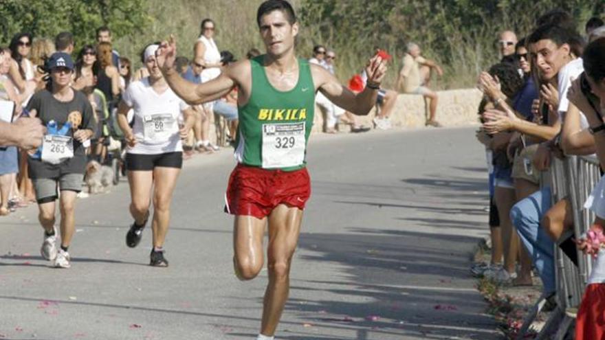 El alicantino Vicente Soler alza los brazos a su llegada a meta.