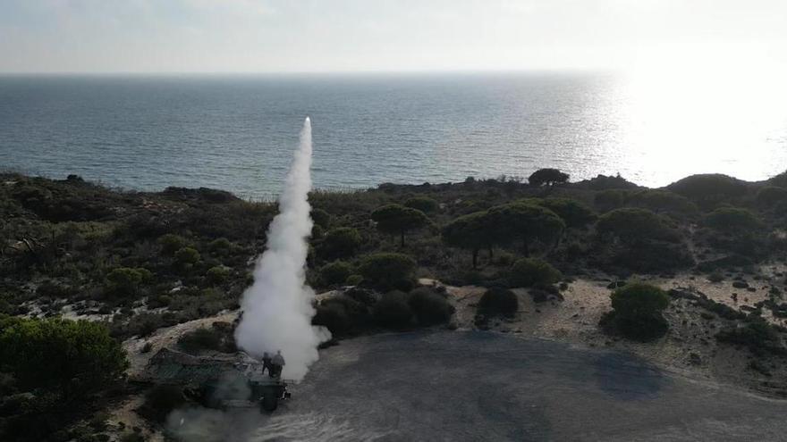 Un soldado dispara un misil Mistral en el ejercicio Atlas del Ejército, en Médano del Loro (Huelva).