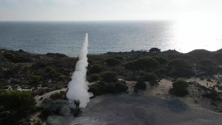 Un soldado dispara un misil Mistral en el ejercicio Atlas del Ejército, en Médano del Loro (Huelva).