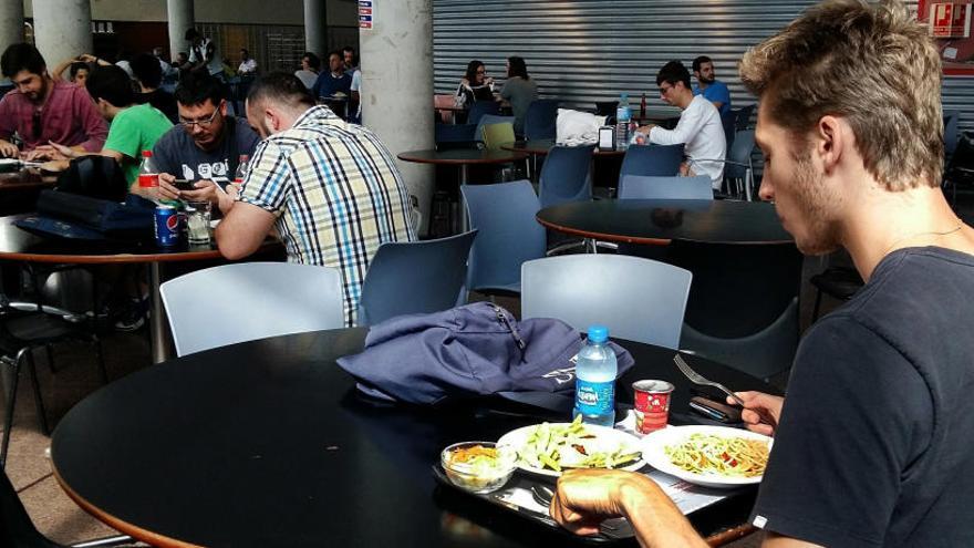 Estudiantes de la Universidad Miguel Hernández comen en uno de los campus de la provincia.