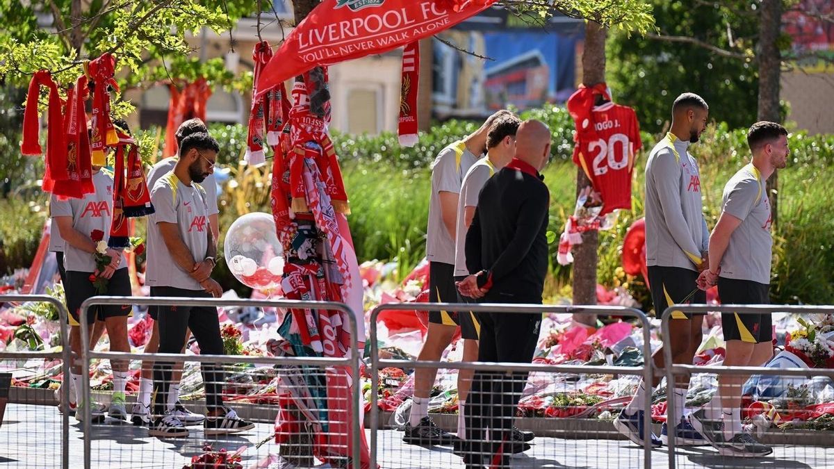 Slot, al lado de sus jugadores en los aledaños de Anfield, desbordados de señales de amor a Diogo Jota