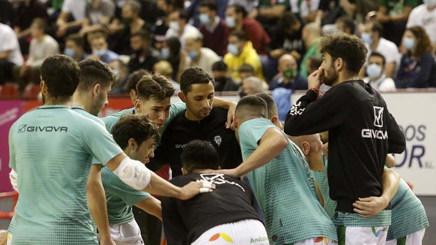 Jugadores del Córdoba Futsal se juramentan antes de un partido en Vista Alegre.