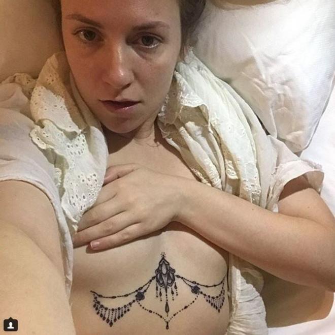 Lena Dunham y su nuevo tatuaje debajo del pecho