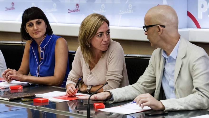 María González, junto a Carme Chacón y Pedro Zerolo.