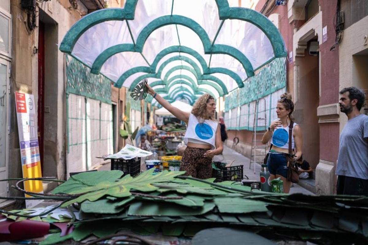 Vecinos utilizan ejemplares de El Periódico como parte de la decoración de la calle Mozart durante los preparativos de la Festa Major de Gràcia. Vecinos utilizan ejemplares de El Periódico como parte de la decoración de la calle Mozart durante los preparativos de la Festa Major de Gràcia.