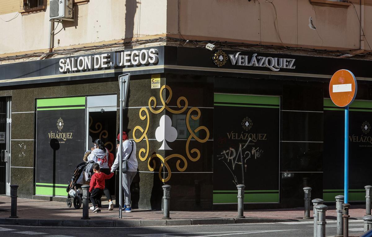 Un salón de juegos frente a un colegio en Alicante, imagen de archivo.