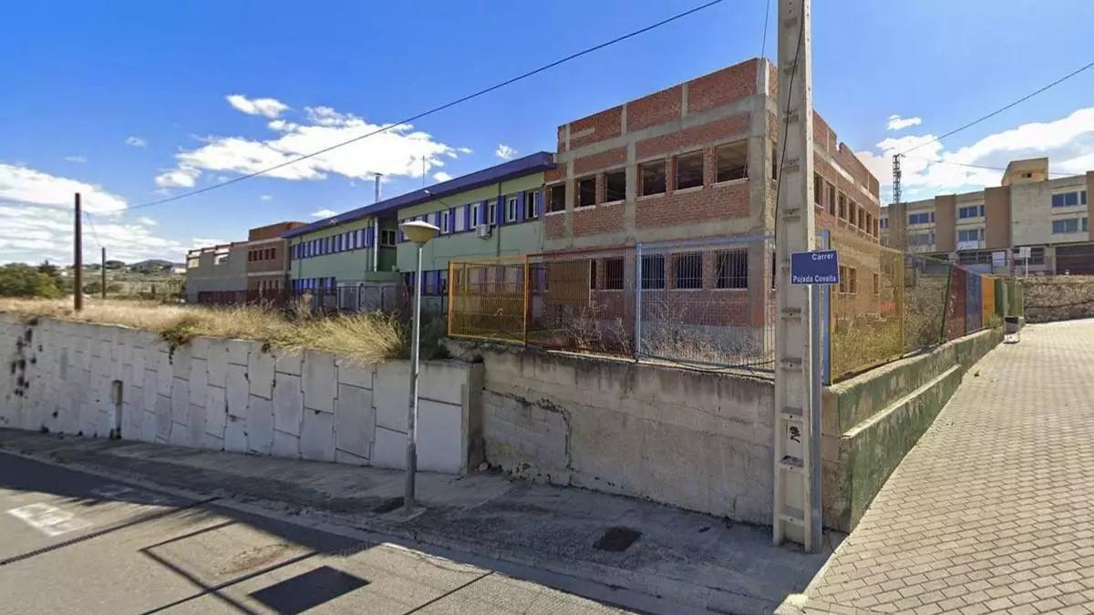 El CEIP Covalta de Albaida con las obras paralizadas, en una imagen de 2024.