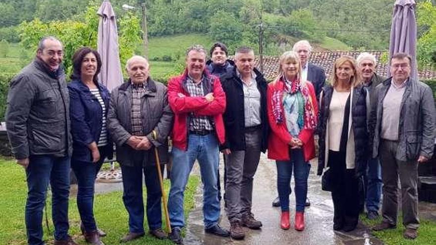 Los populares de Caso, ayer, junto a otros miembros del partido.