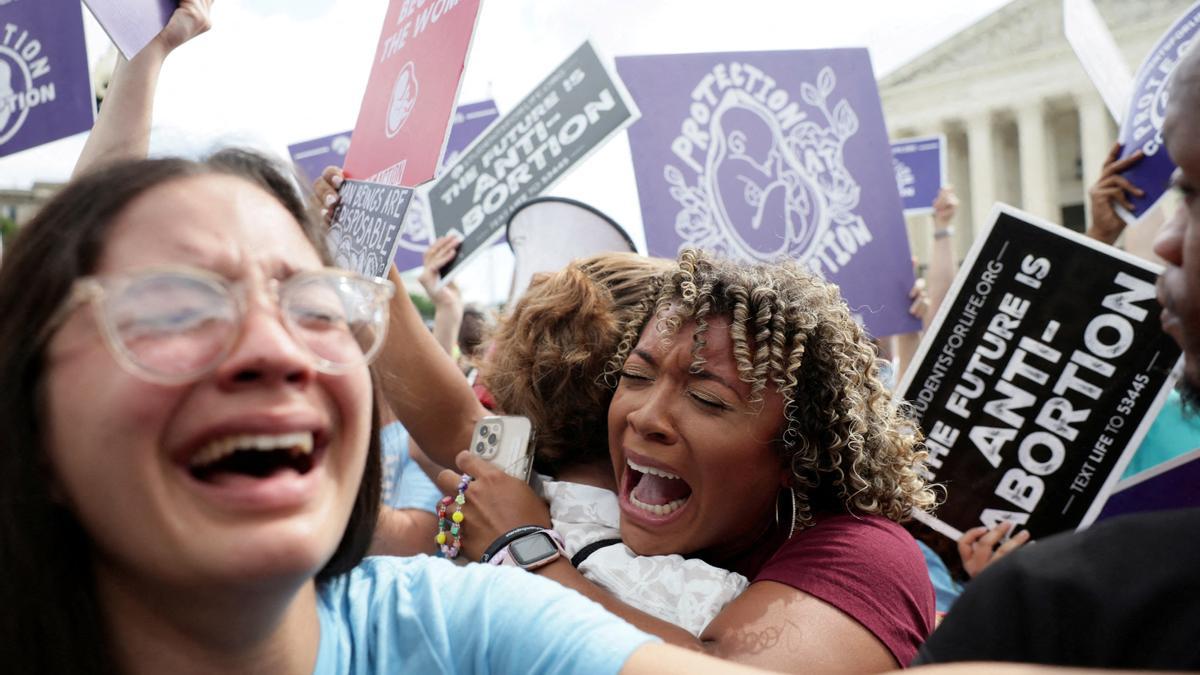 Antiabortistas celebrando la decisión del Tribunal Supremo de EEUU de derogar el derecho al aborto.