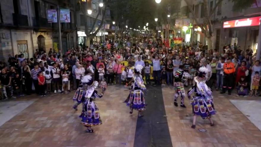 Cientos de vecinos dan la bienvenida al nuevo eje cívico en la calle Nuredduna