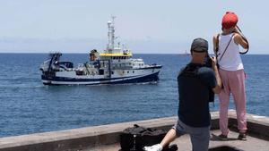 Halladas en el fondo del mar dos botellas de buceo del padre de las niñas de Tenerife. En la foto, el buque de rastreo Ángeles Alvariño.