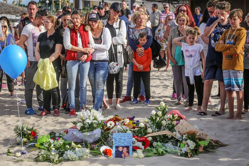 Vecinos de Orihuela Costa rinden homenaje al niño fallecido tras chocar con otro mientras jugaba