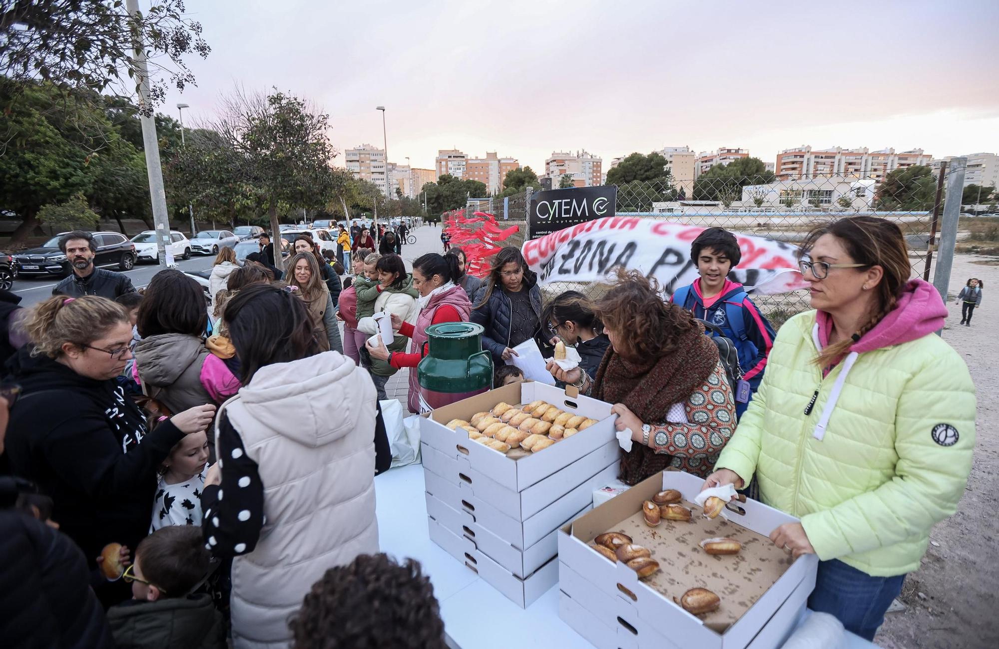 Chocolatada reivindicativa por el nuevo colegio La Almadraba de Alicante