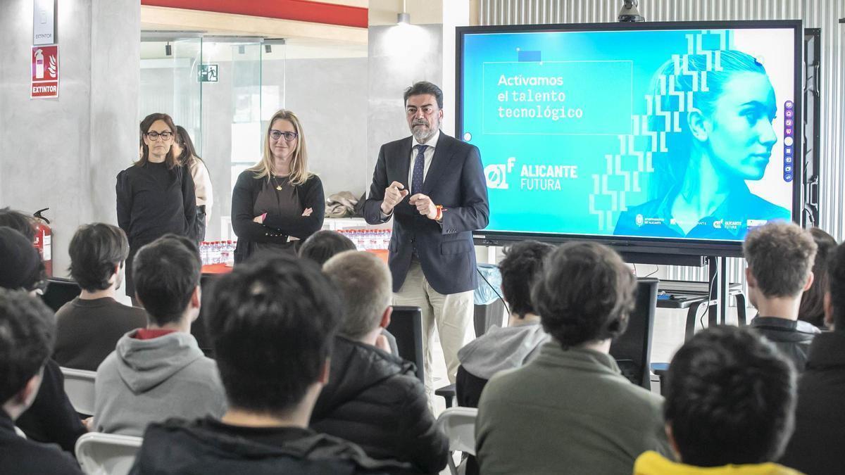 Luis Barcala y la edil Mari Carmen de España han acudido este martes al espacio municipal en Séneca