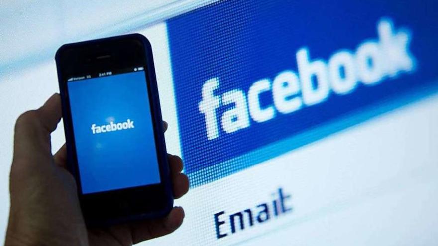 Un usuario accede a Facebook a través de un teléfono móvil.