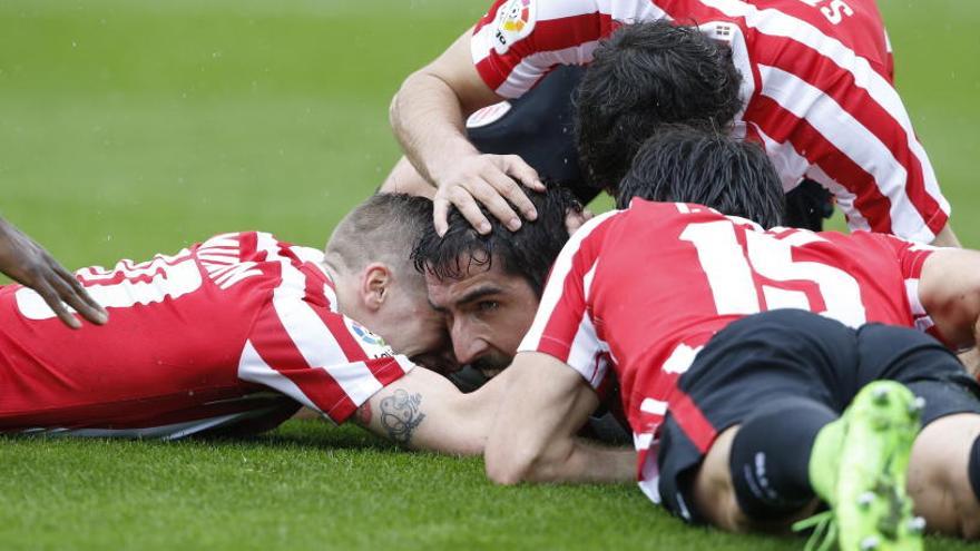 Raúl García celebra su gol ante la Real.