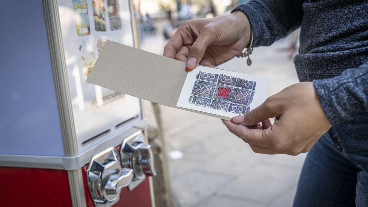 Llega a Barcelona la máquina viral de postales sorpresa que ha desatado la locura en Nueva York