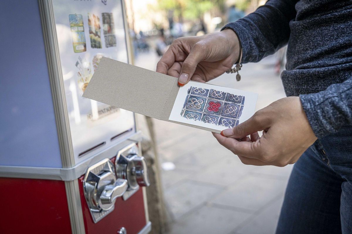 Arriba a Barcelona la màquina viral de postals sorpresa que ha desencadenat la bogeria a Nova York Arriba a Barcelona la màquina viral de postals sorpresa que ha desencadenat la bogeria a Nova York