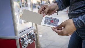 Arriba a Barcelona la màquina viral de postals sorpresa que ha desencadenat la bogeria a Nova York