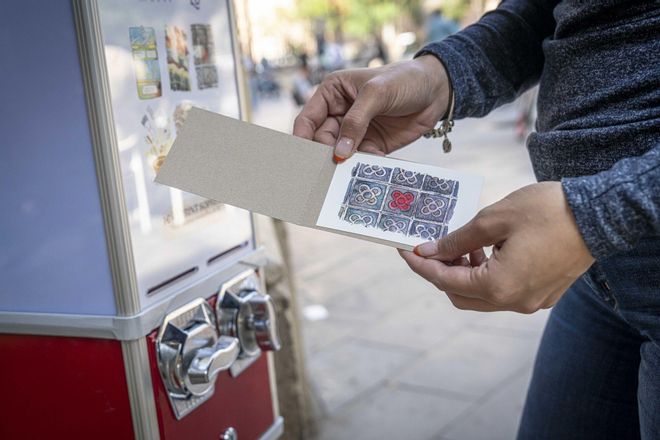 Arriba a Barcelona la màquina viral de postals sorpresa que ha desencadenat la bogeria a Nova York