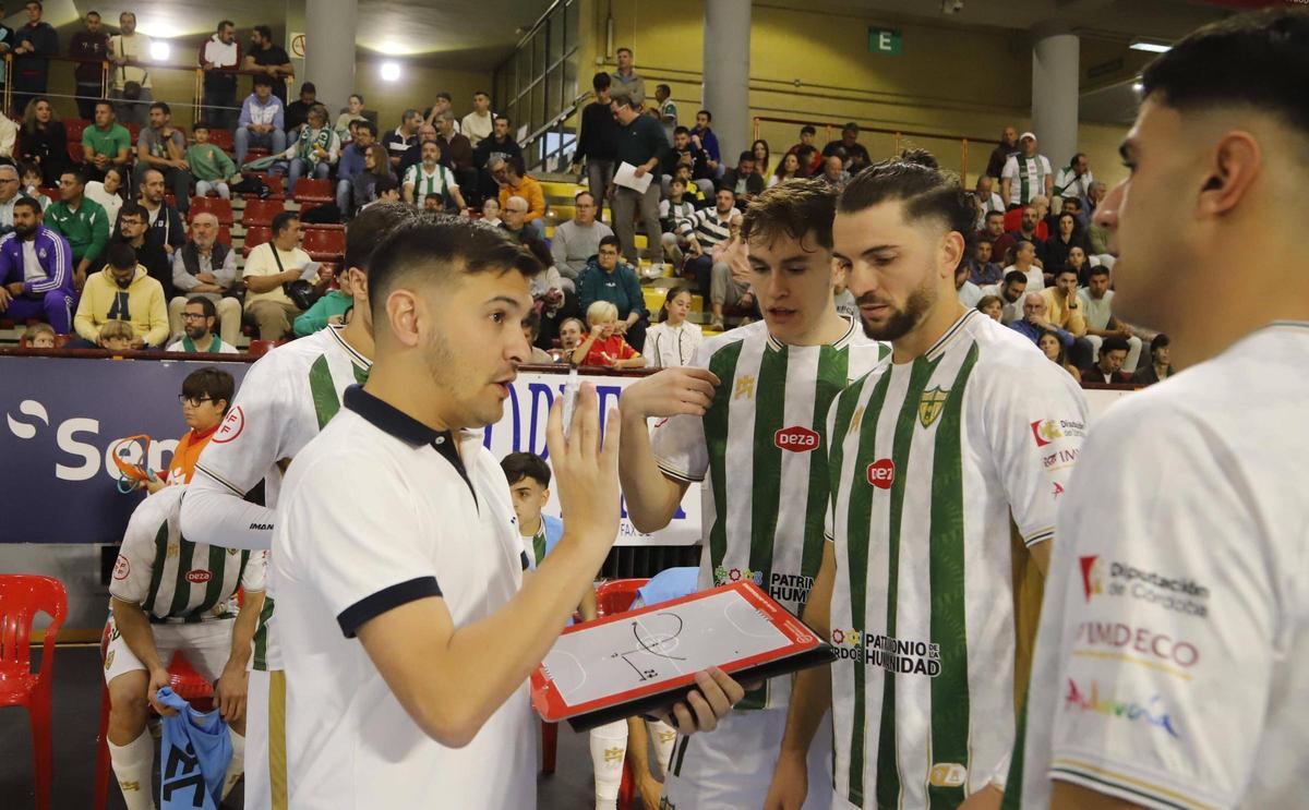 Emanuel Santoro da instrucciones en un tiempo muerto.