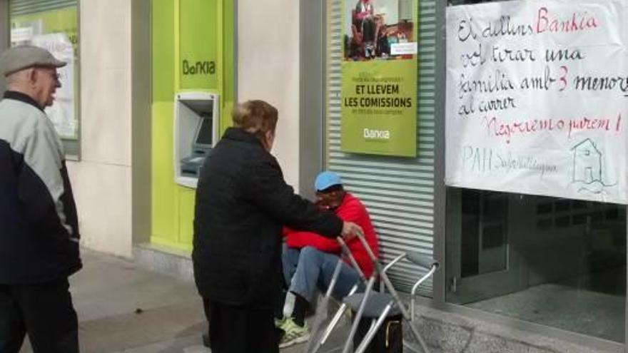 La PAH de la Safor llama a evitar mañana en Oliva el desahucio de una mujer con tres hijos menores