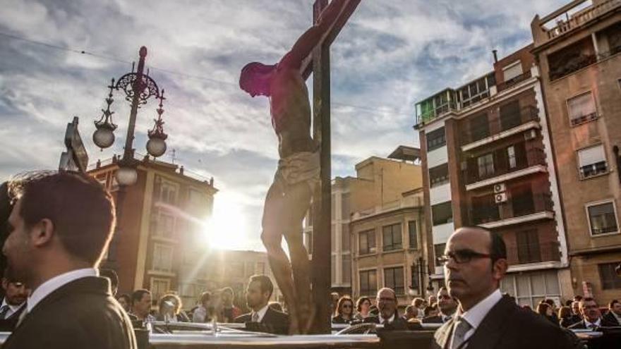 Dos imágenes de la elegante procesión de «Las Mantillas» celebrada ayer en Orihuela.