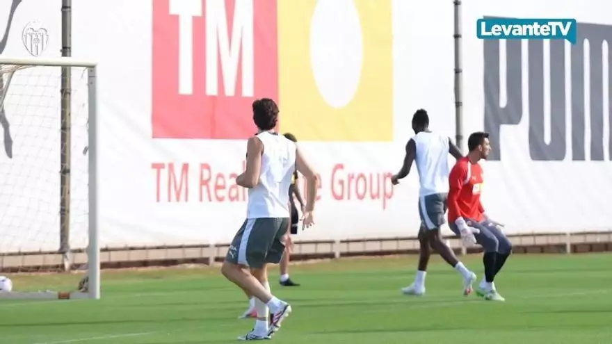 El Valencia CF realiza el último entrenamiento antes del debut liguero contra el Celta