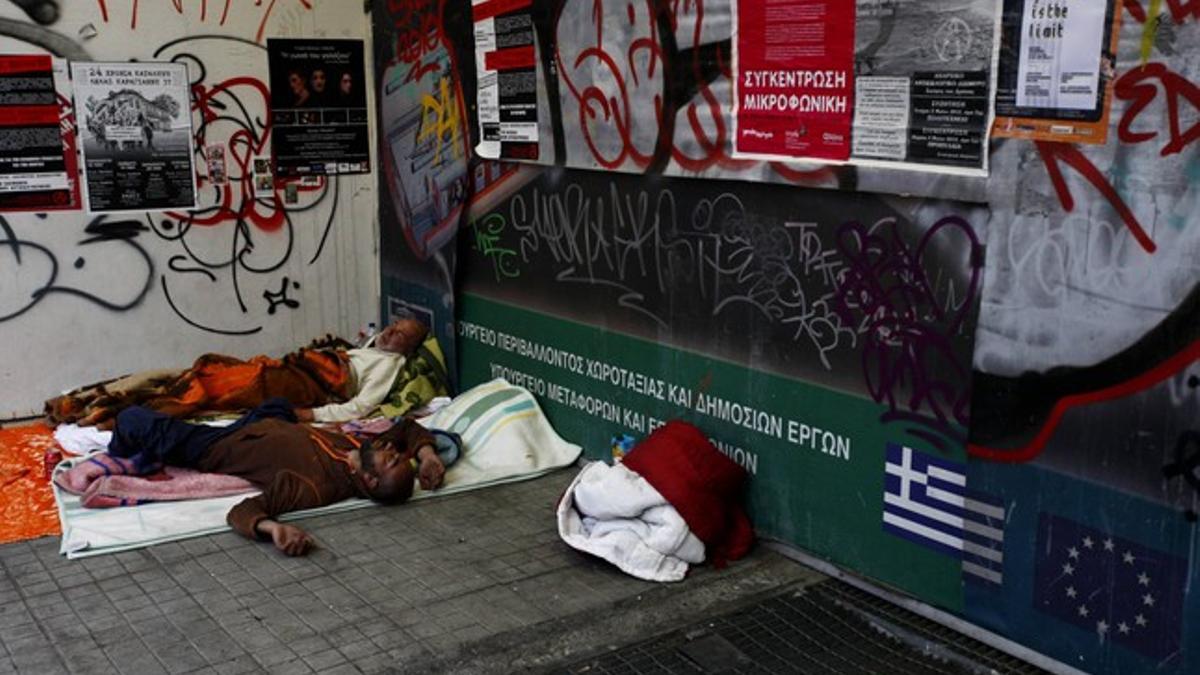 Vagabundos en una parada del metro de Atenas.