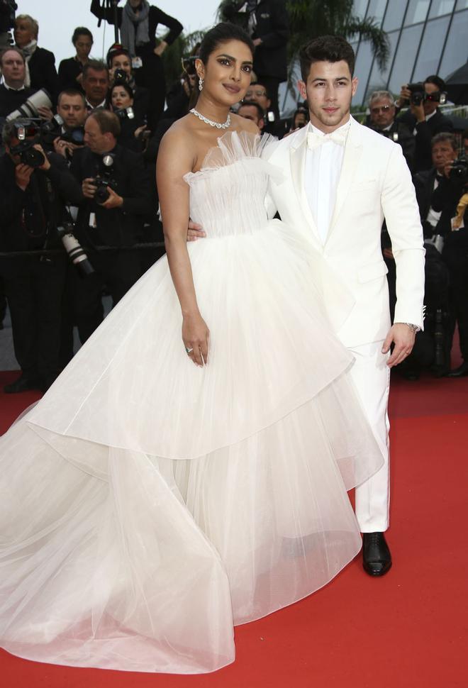 Priyanka Chopra y Nick Jonas, de blanco impoluto en Cannes