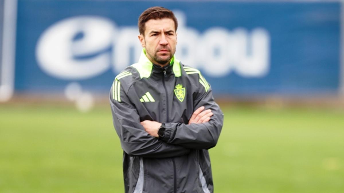 Gabi Fernández observa el trabajo de su plantilla durante una sesión del Zaragoza de esta semana.