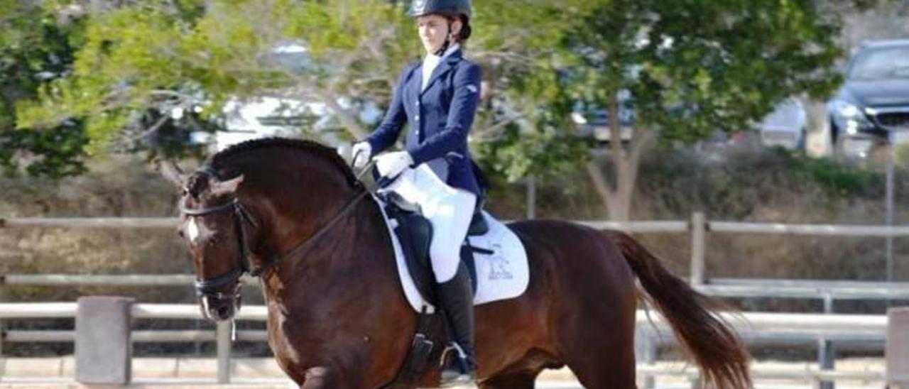 Aitana Oliver subida a lomos de su caballo en una competición.