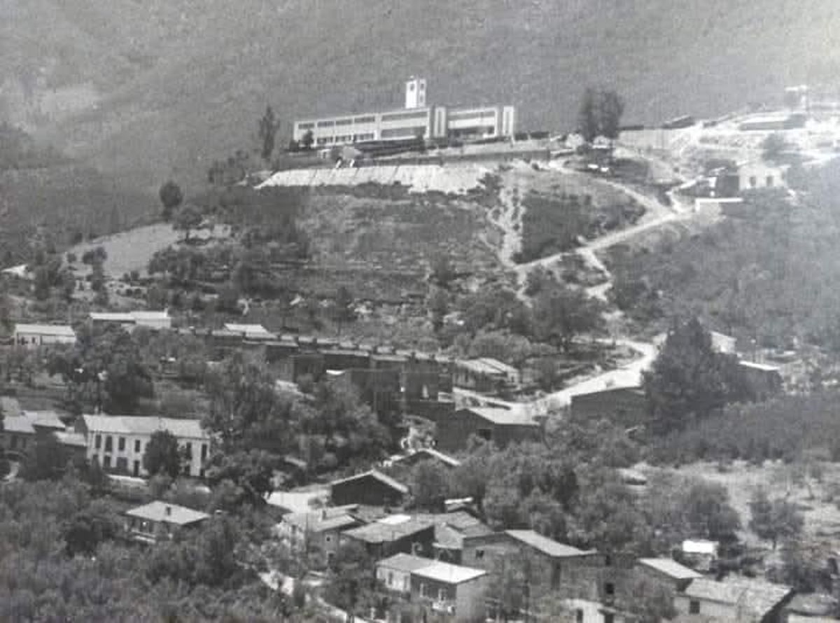 Fotografía antigua del Francisco de Orellana, situado en el cerro de la localidad hurdana.