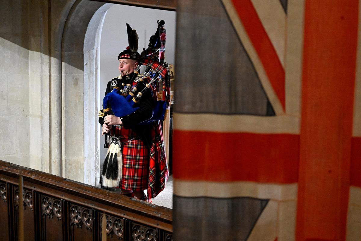 El mayor Paul Burns del Royal Regiment of Scotland ayuda a cerrar el funeral de estado de la reina Isabel II con una interpretación de la pieza tradicional Sleep, Dearie, Sleep en la Abadía de Westminster