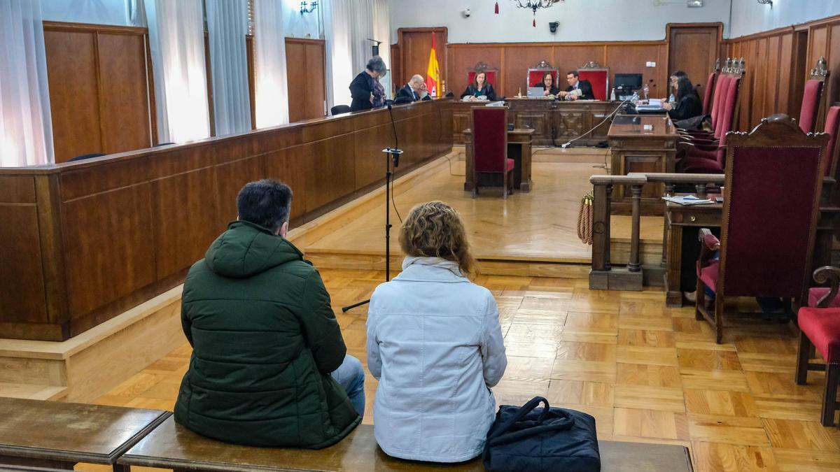 Los acusados justo al inicio del juicio en la Audiencia de Badajoz.