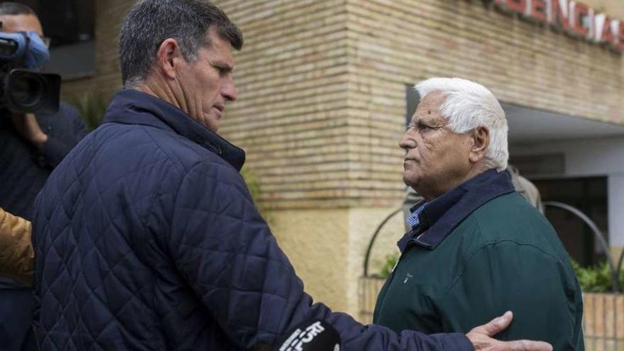 El presidente de El Palo, Juan Godoy (d), habla con el presidente del Alhaurín de la Torre, Paco Flores, a las puertas del hospital malacitano donde está ingresado el jugador que fue apuñalado. // Carlos Díaz