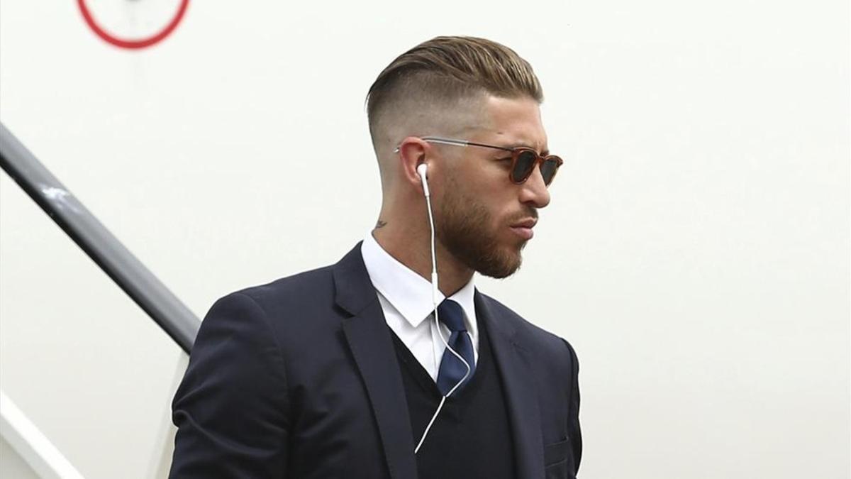 Sergio Ramos, bajando del avión que trasladó al Real Madrid a Cardiff