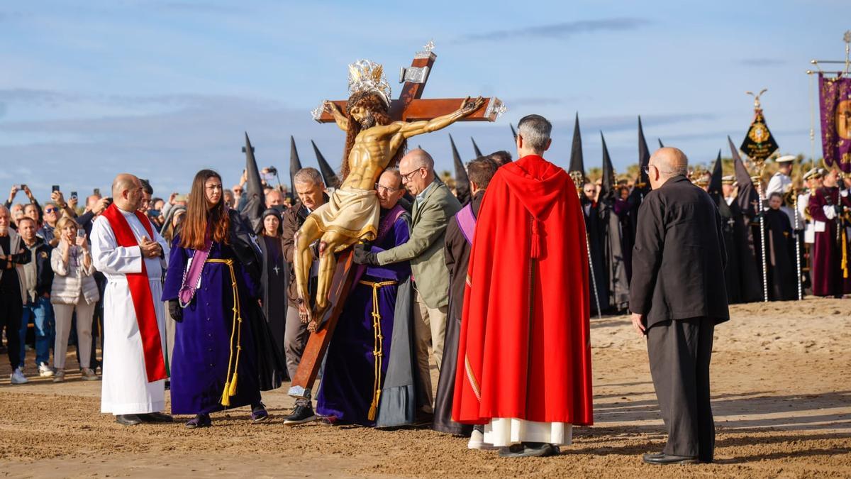 Momento en que el Cristo visita la playa, en València.