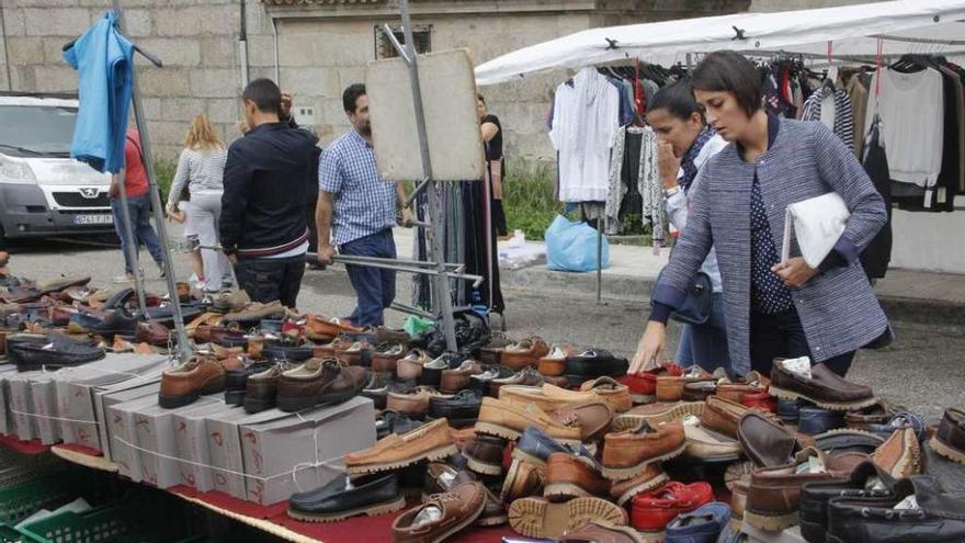 Uno de los puestos del mercadillo de Seixo. // Santos Álvarez