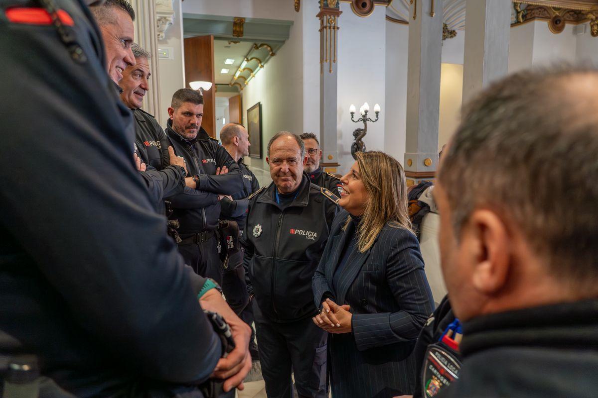 Noelia Arroyo junto a miembros del cuerpo de Policía Local de Cartagena.