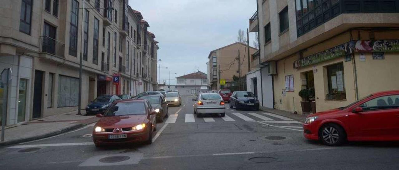 El cruce de Os Olmos con la avenida de Galicia, durante la tarde de ayer. // Noé Parga