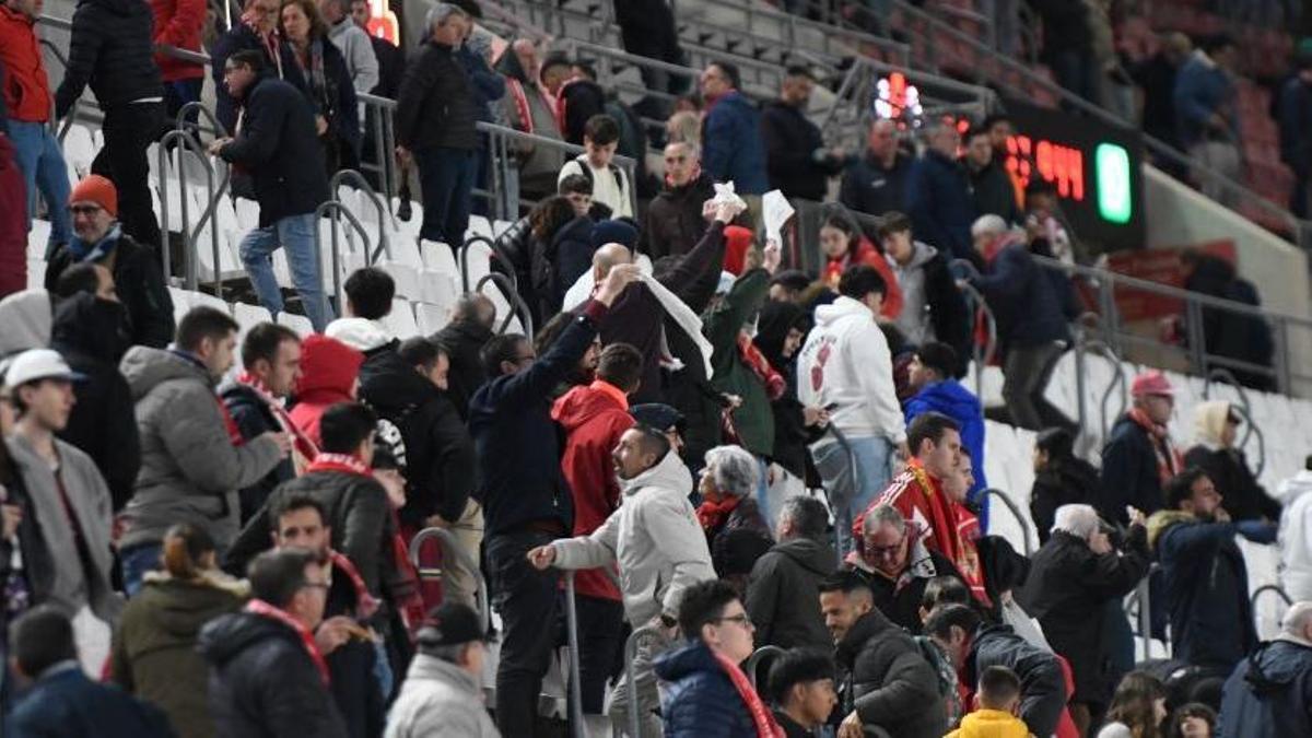 Aficionados mostrando pañuelos después de la derrota del pasado viernes ante el Sanluqueño.