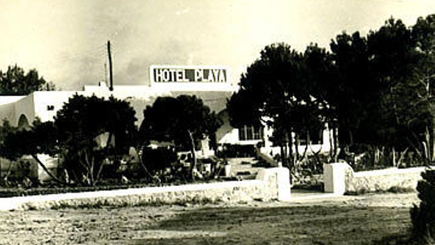 Fachada del hotel Playa de Sant Antoni conocido como `l´hotel dels jueus´