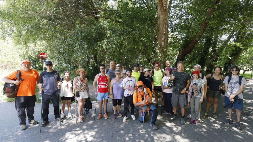 El grupo de peregrinos, este sábado a su llegada al municipio de Pontevedra.