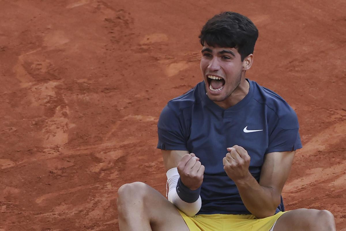 Carlos Alcaraz celebrando su triunfo primer triunfo en Roland Garros.