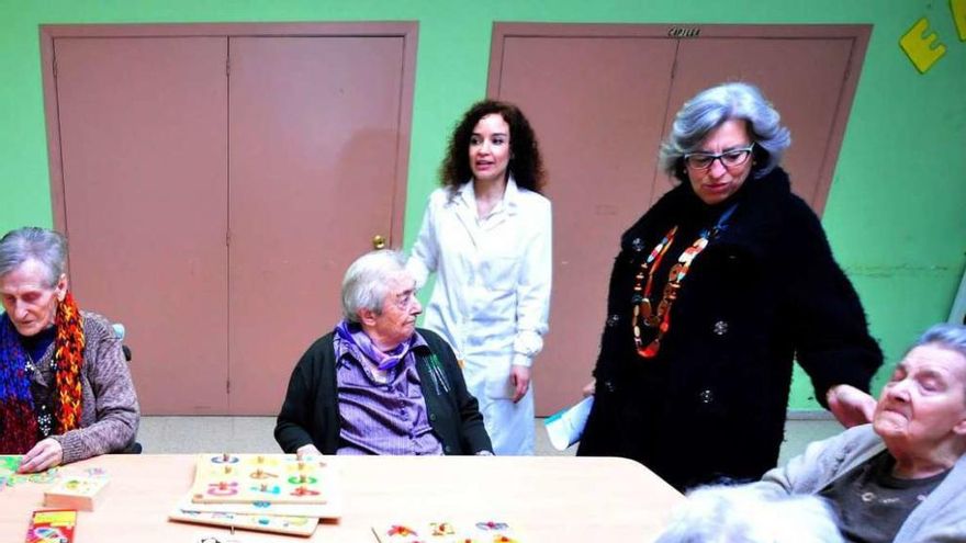 La visita de Coro Piñeiro a la residencia de ancianos de Vilagarcía. // Iñaki Abella