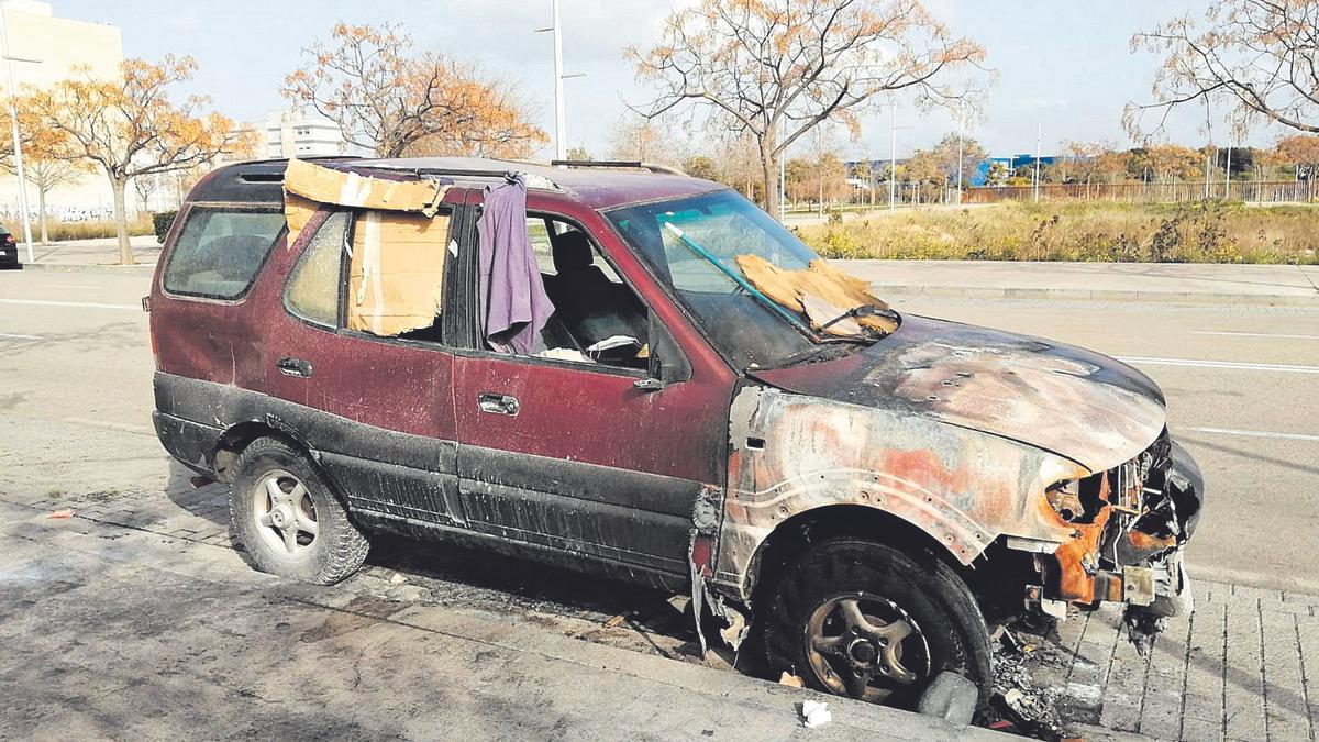 En 2021 un grupo de seis adolescentes (cuatro de ellos menores de 14 años) quemaron en Palma un coche en el que vivía una mujer sin hogar