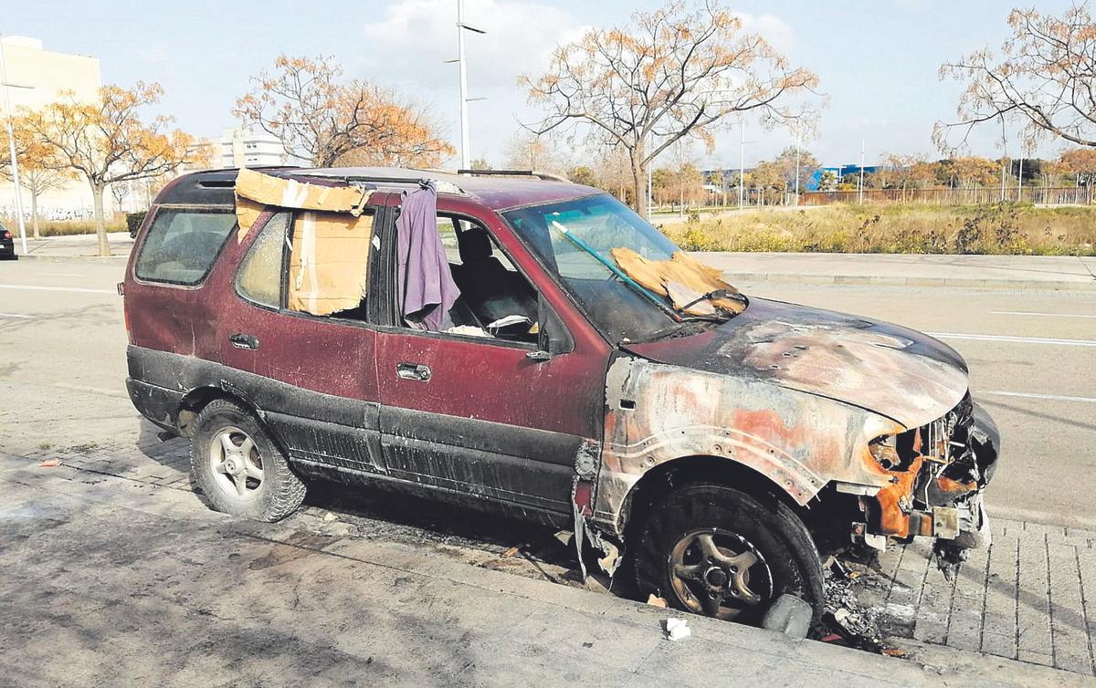 En 2021 un grupo de seis adolescentes (cuatro de ellos menores de 14 años) quemaron en Palma un coche en el que vivía una mujer sin hogar